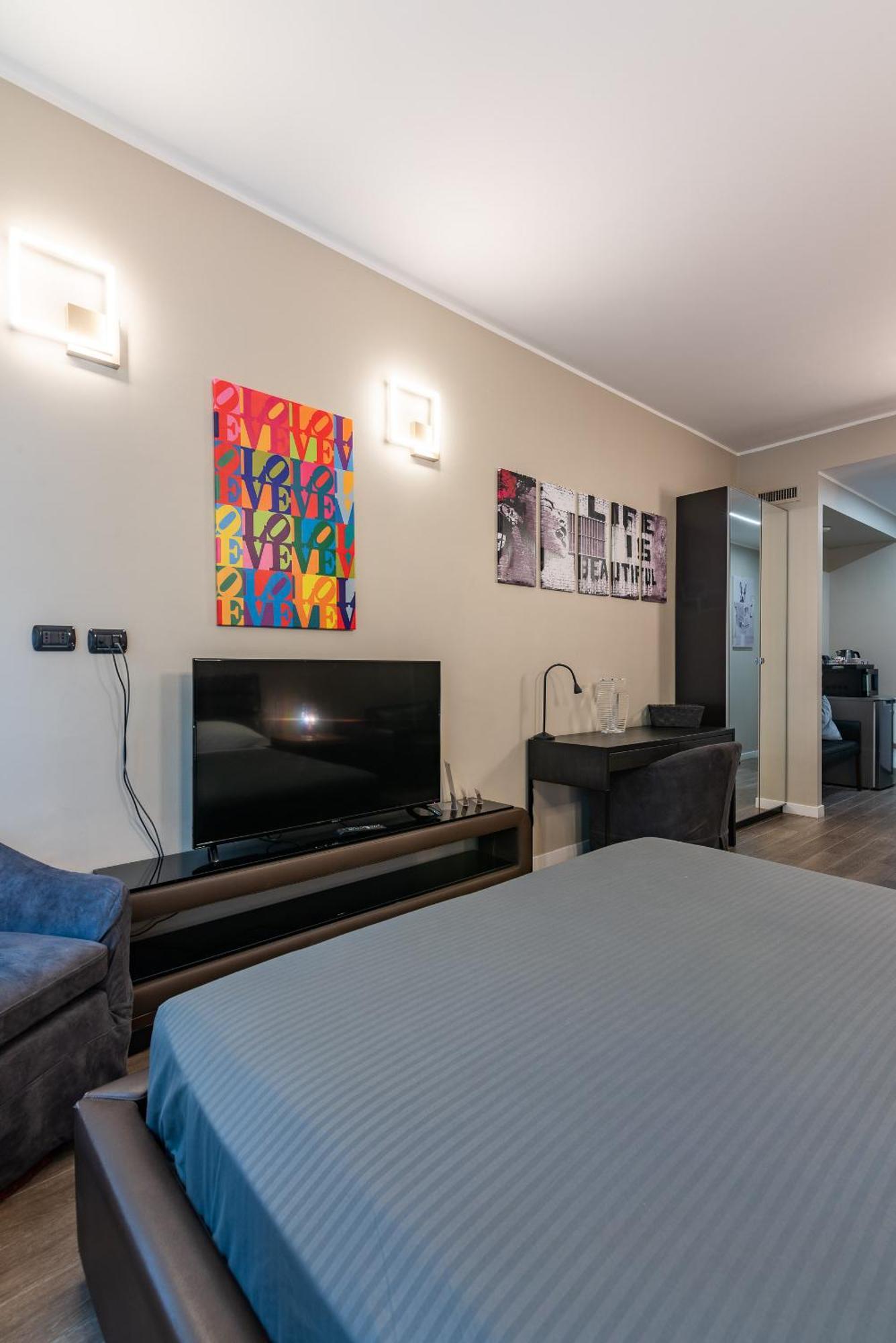 Double L Luxury Suite Мілан Екстер'єр фото
