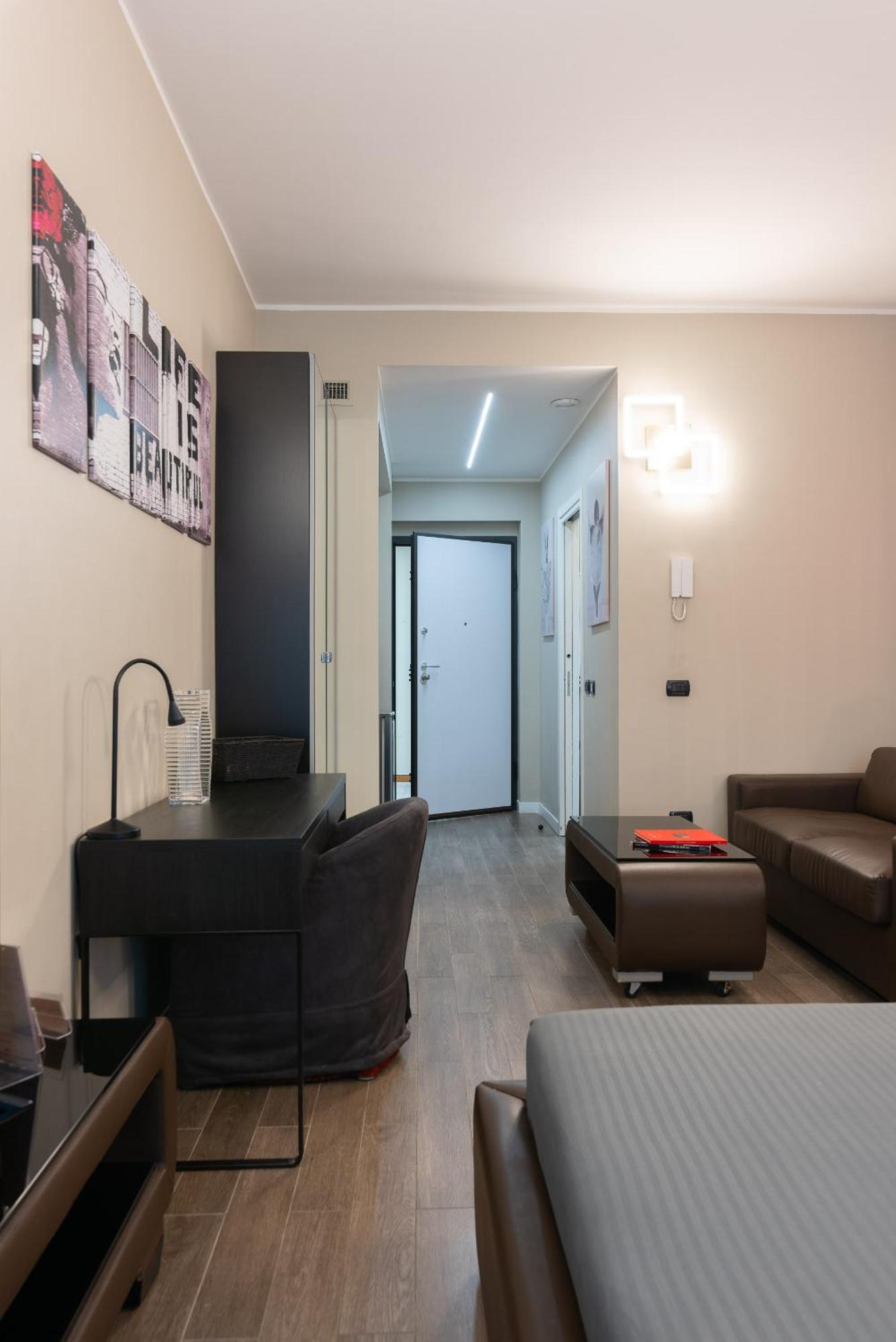 Double L Luxury Suite Мілан Екстер'єр фото